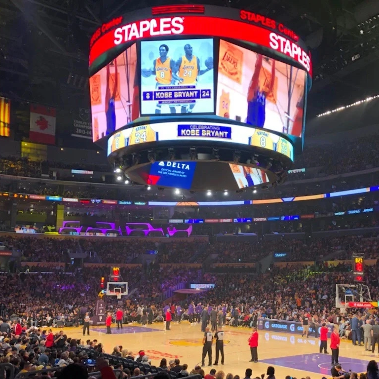 إطلاق العنان للهدير: تعرض LED للاستاد تحويل ملاعب تنس الطاولة ومناطق الهوكي