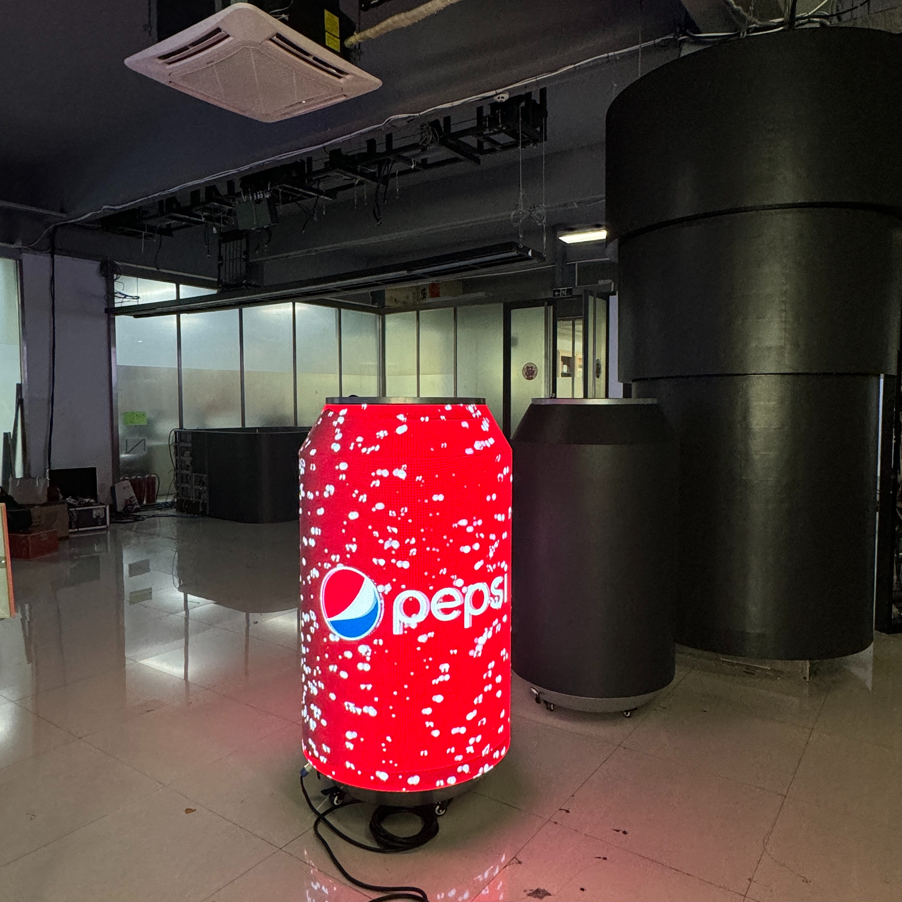 شاشة LED منحنية مرنة للإعلان الإبداعي يمكن تخصيصها لشاشة Coca-Cola Pepsi LED